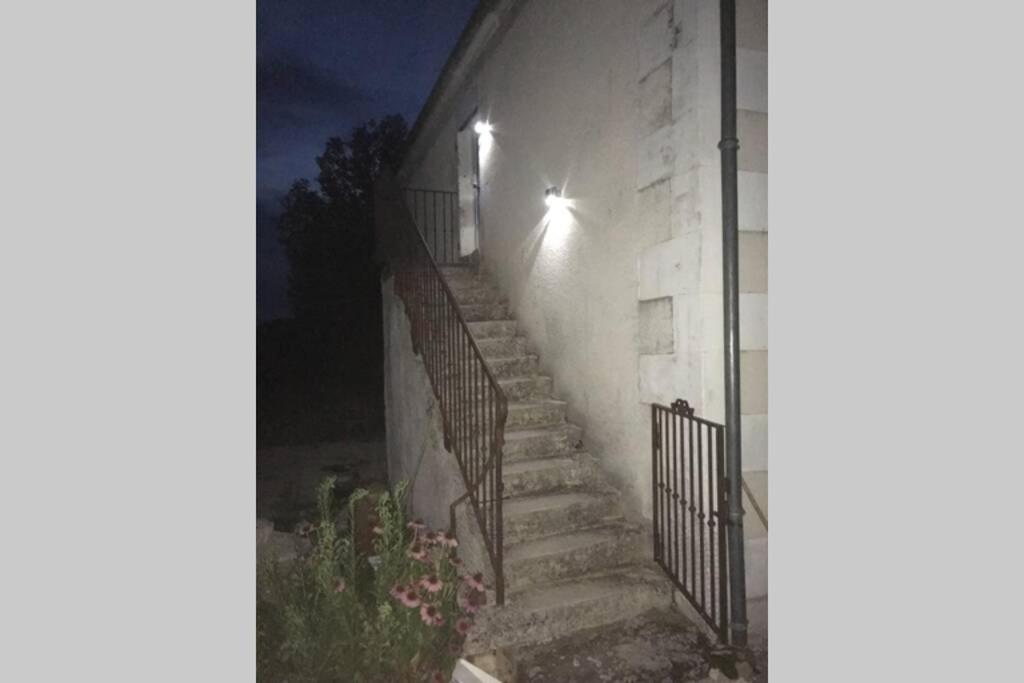 logement indépendant LE POULAILLER proche Guédelon Treigny Extérieur photo